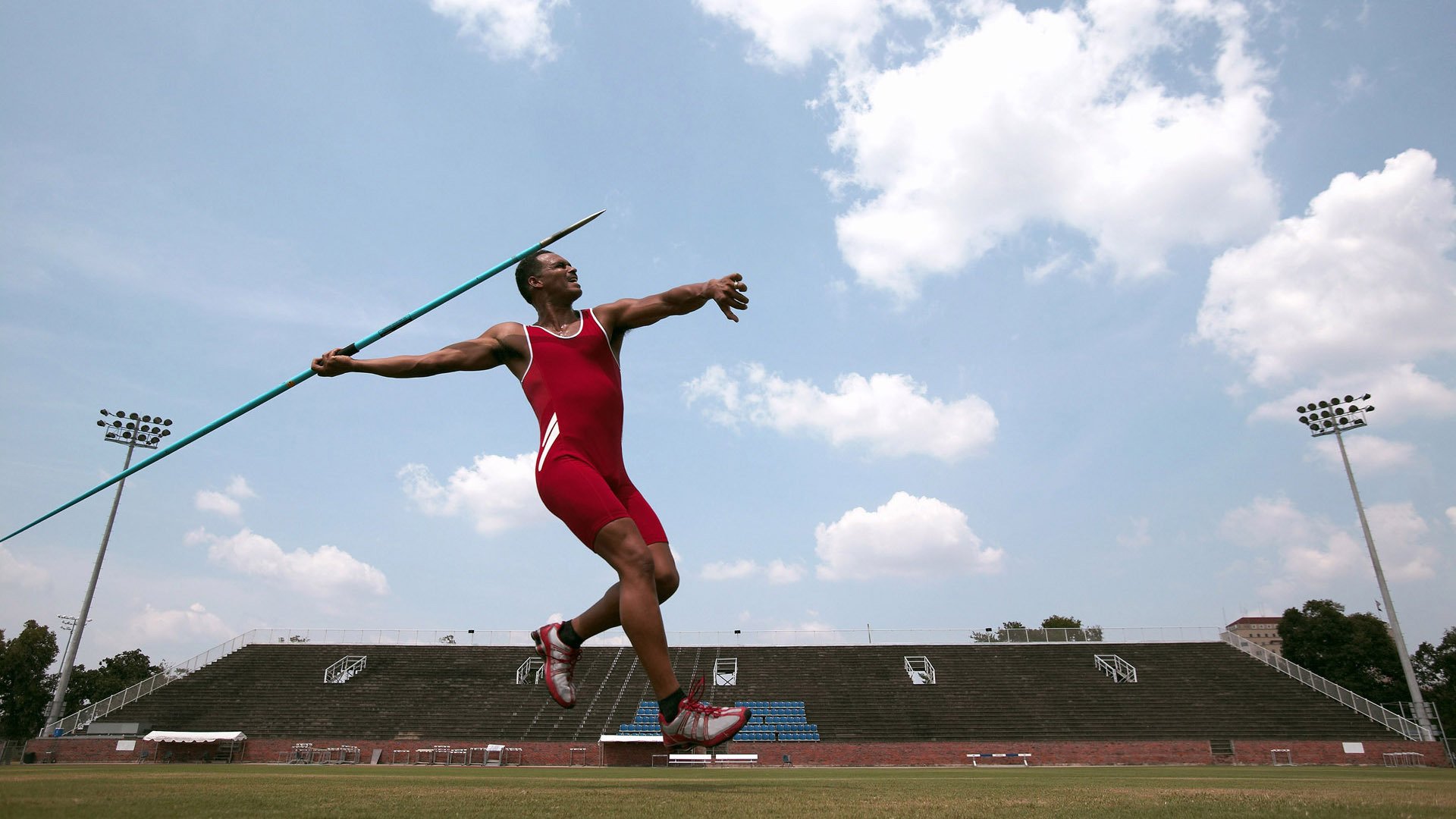 体育与零售品牌联动打造沉浸式消费场景，体育产品消费
